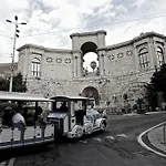 Sonnino House *